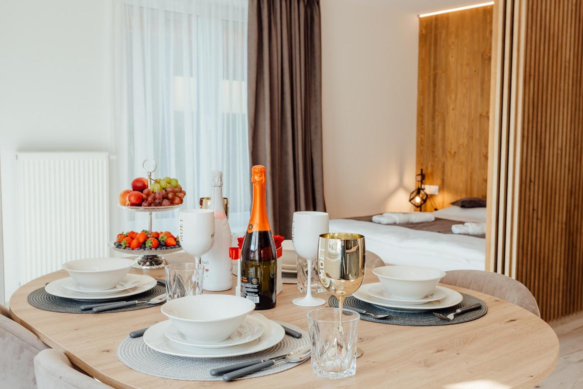 Miracle Seasons Aparthotel Lipótszentmiklós Kültér fotó