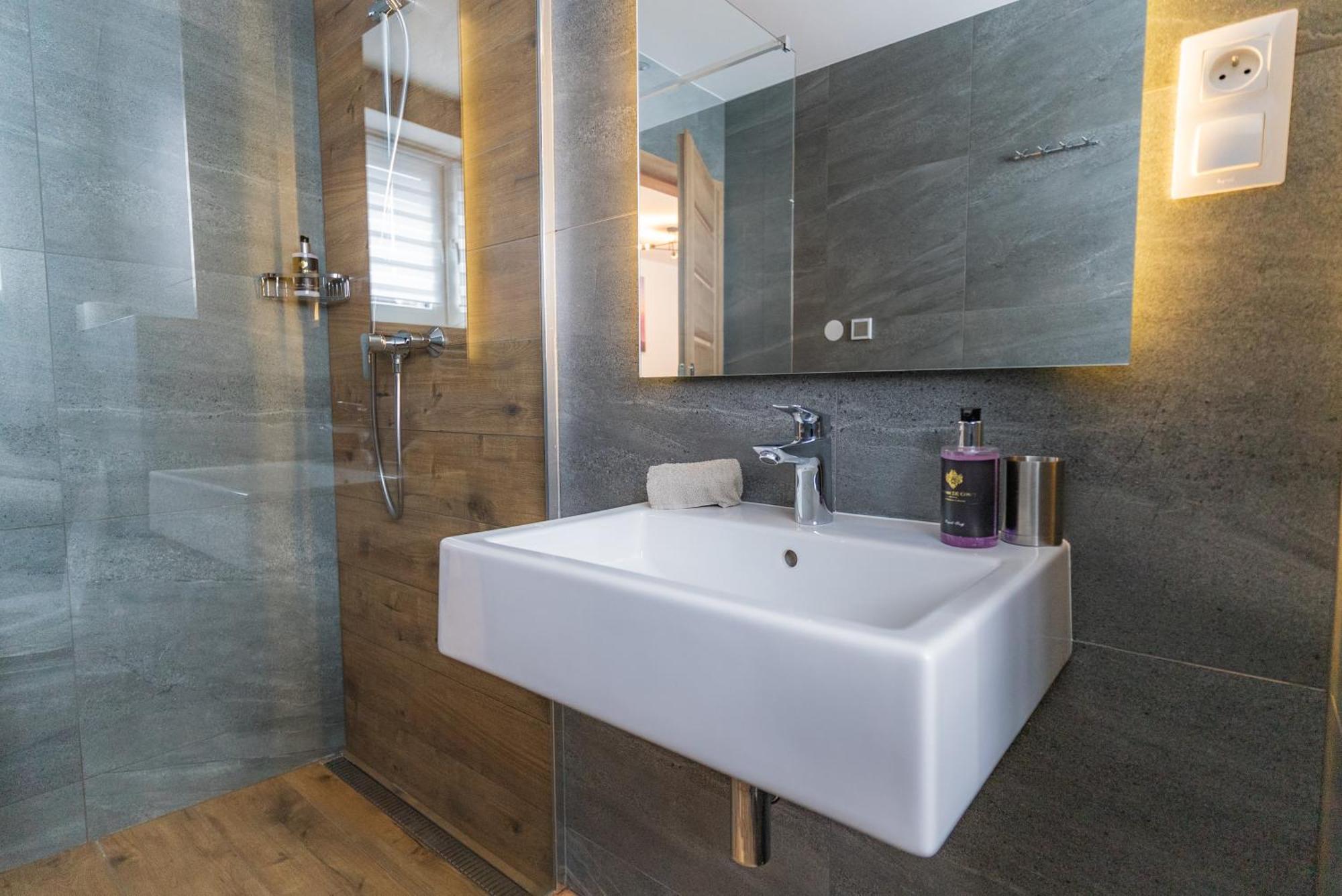 Miracle Seasons Aparthotel Lipótszentmiklós Kültér fotó